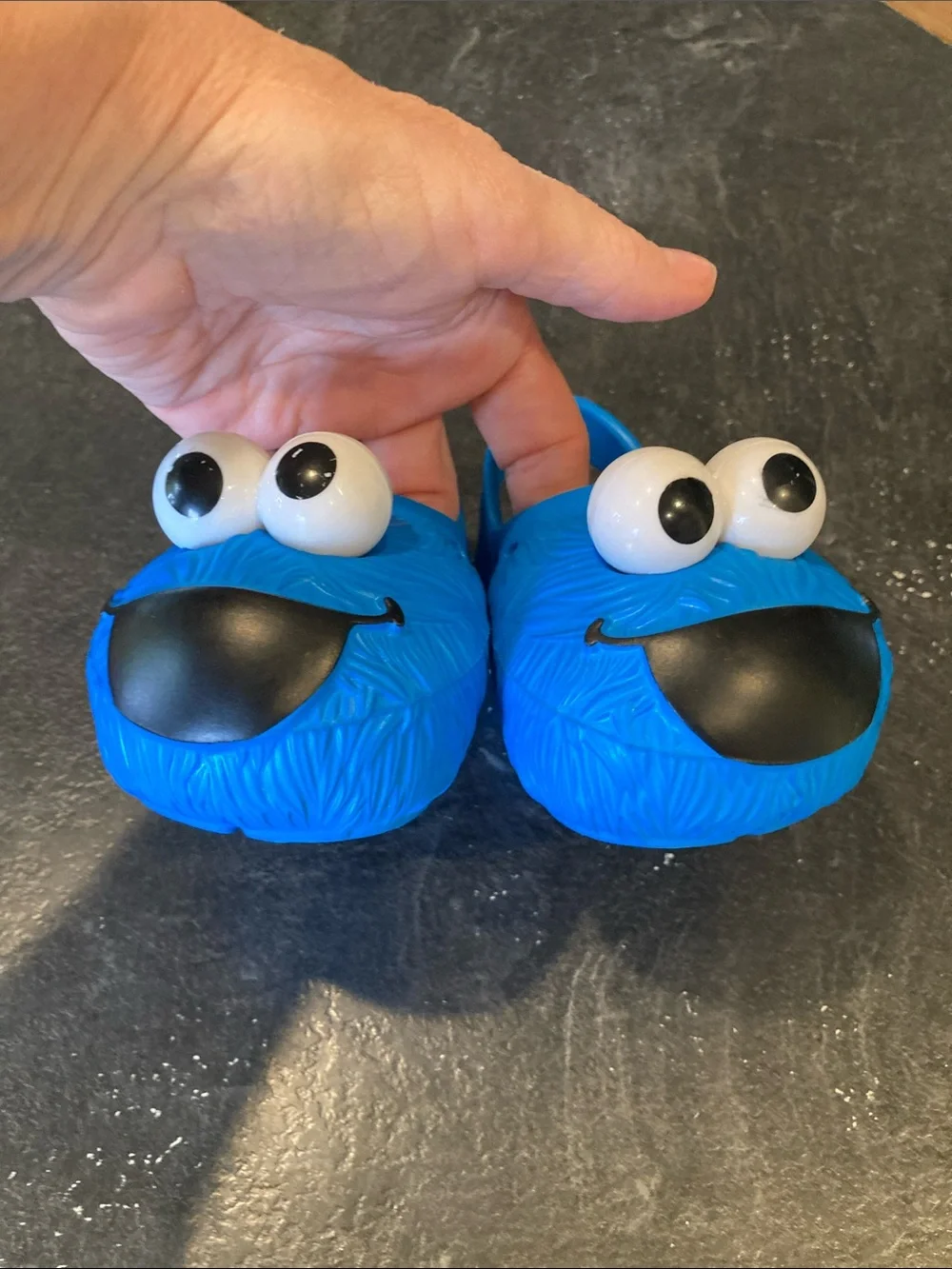 Boys Sesame Street Cookie Monster blue sandals size 4